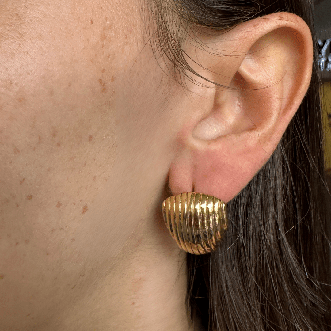 CHUNKY SHELL GOLD EARRINGS - ARETES - Malandra Jewelry - EUWA177 - JDE2405063
