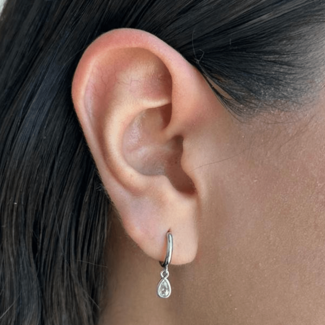 CLEAR CRYSTAL DROP HUGGIES - ARETES - Malandra Jewelry - AA1100.P - G66839