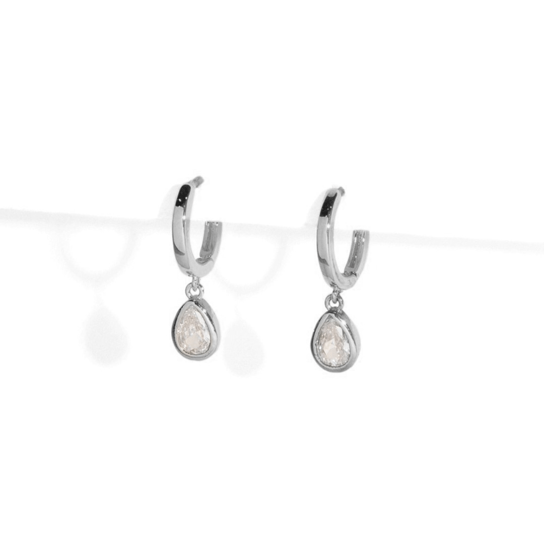 CLEAR CRYSTAL DROP HUGGIES - ARETES - Malandra Jewelry - AA1100.P - G66839
