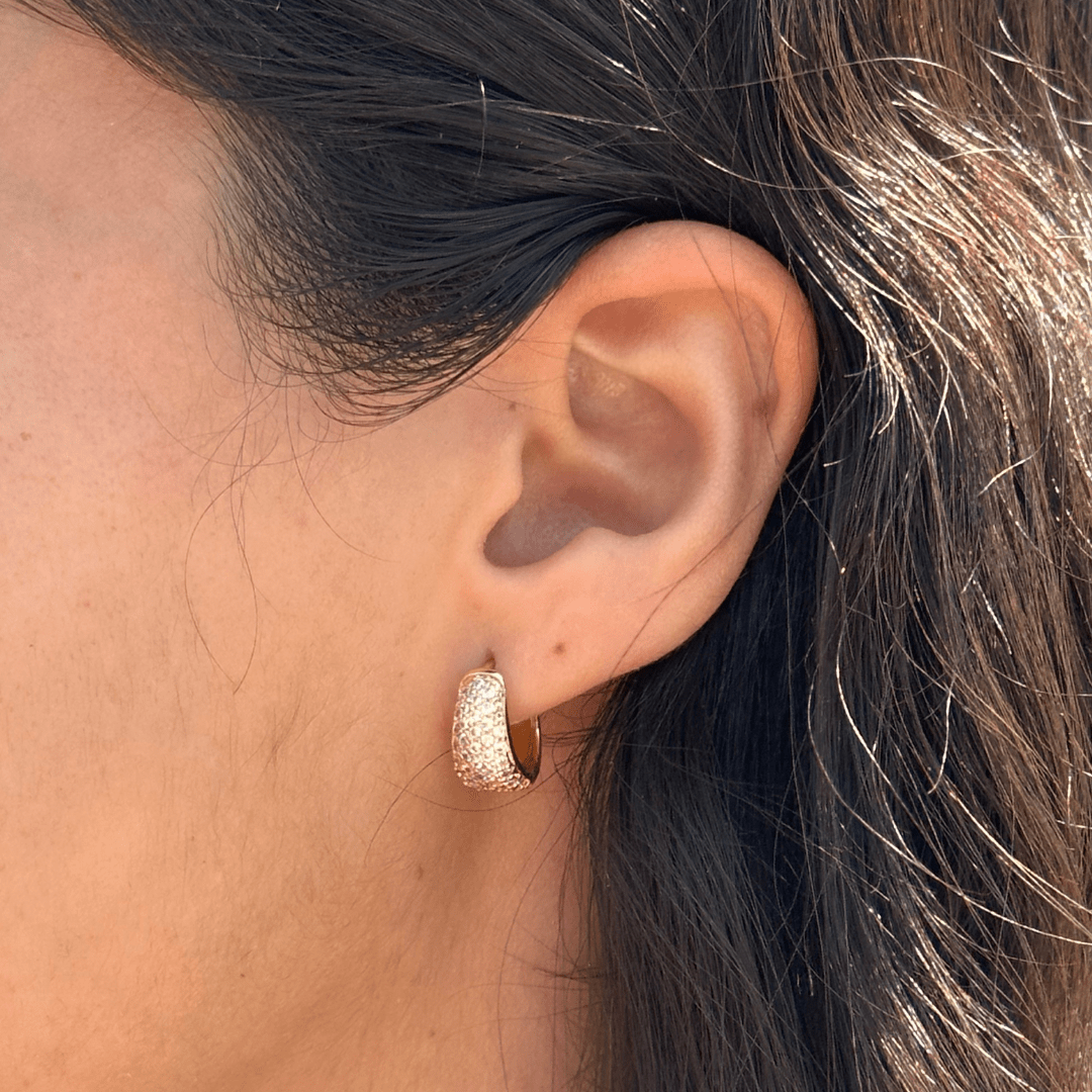 DAZZLING GOLDEN HUGGIES - ARETES - Malandra Jewelry - EZA8 - VE851