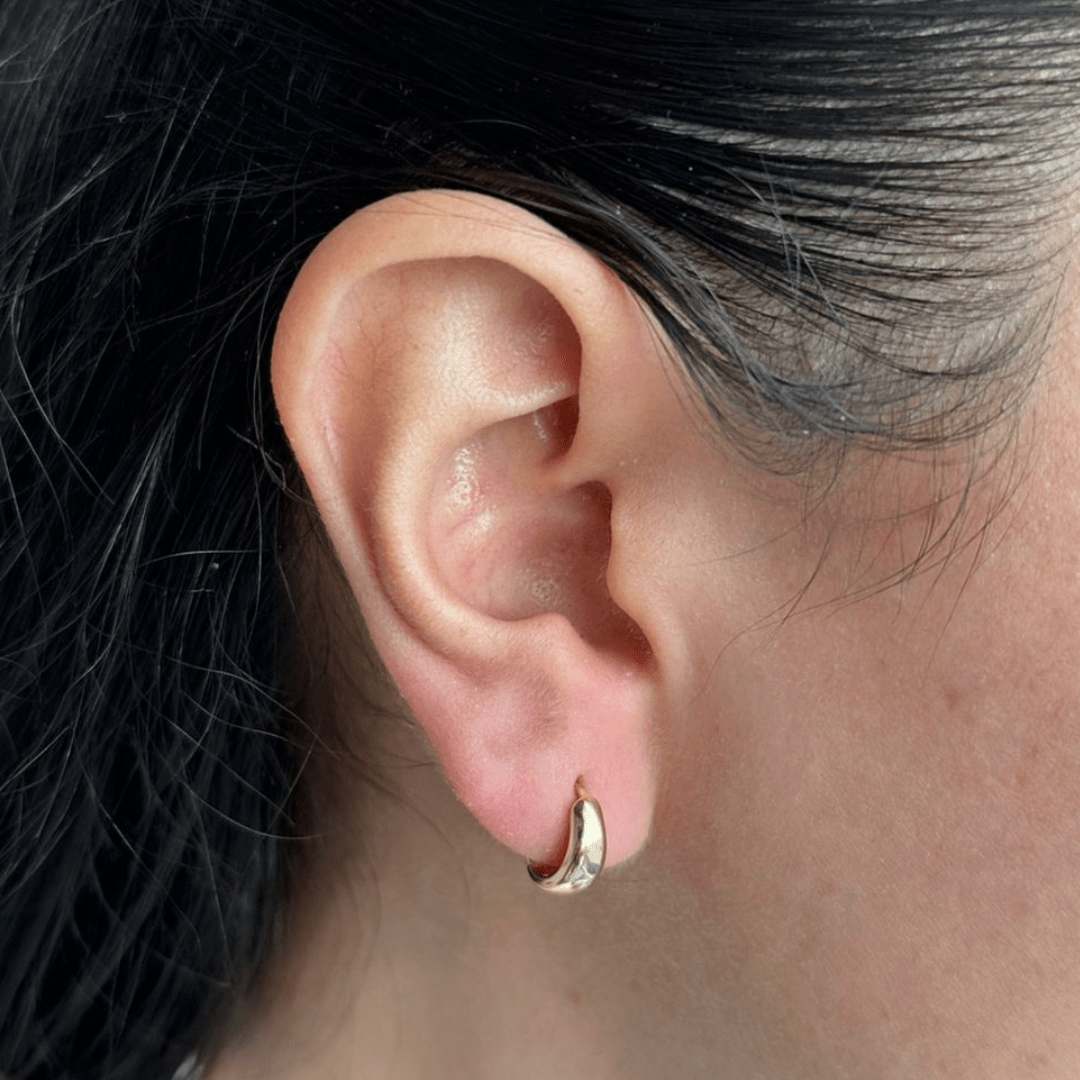 DOME MILANO GOLDEN HUGGIES - ARETES - Malandra Jewelry - EAWA62 - AAE089 - 2