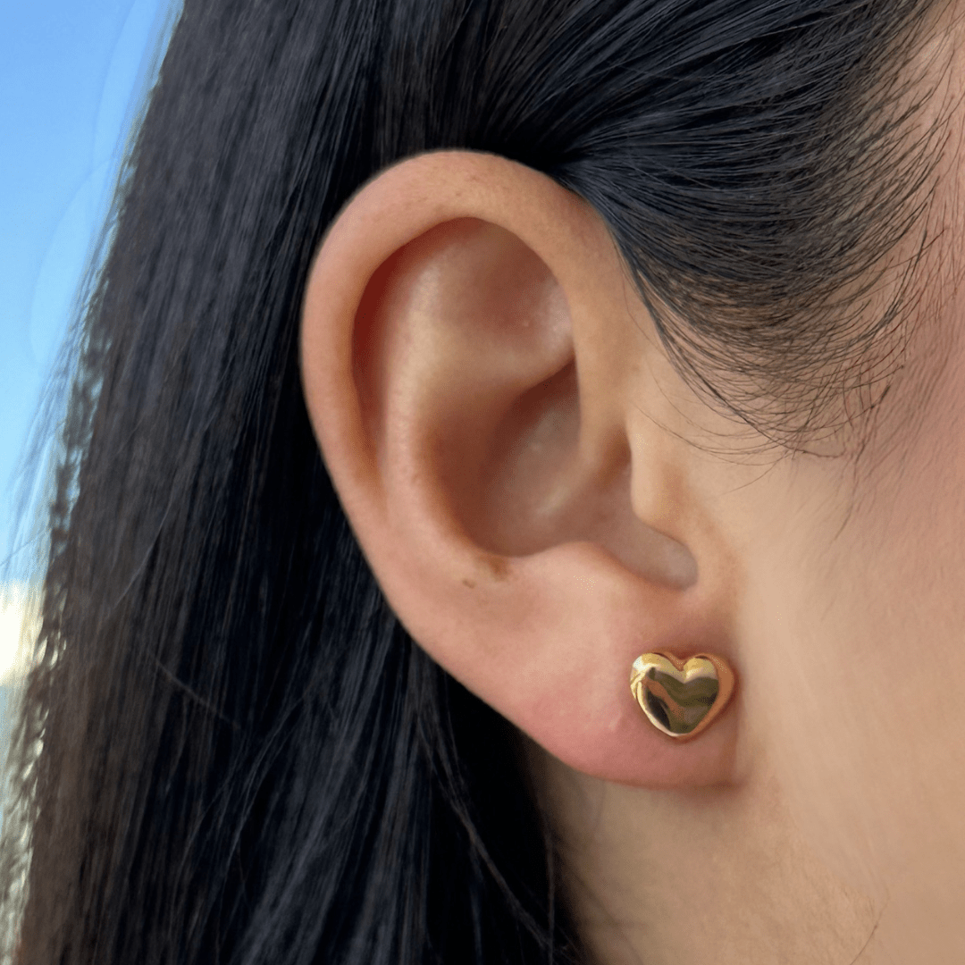 GOLD LOVE HEART STUDS - ARETES - Malandra Jewelry - VCA264-3910
