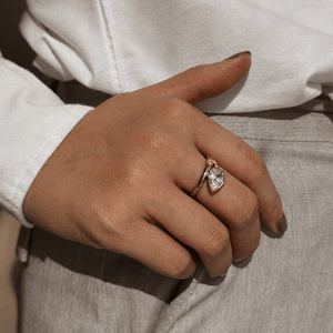 Gold Sculpted Drop Ring - ANILLOS - Malandra Jewelry - EUWR578-JDR0104338