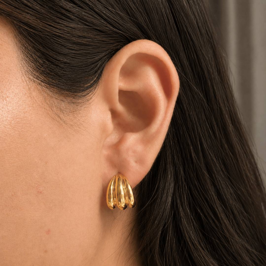 Gold Wavy Sculpt Earrings - ARETES - Malandra Jewelry - EUWA613-JDE0101333