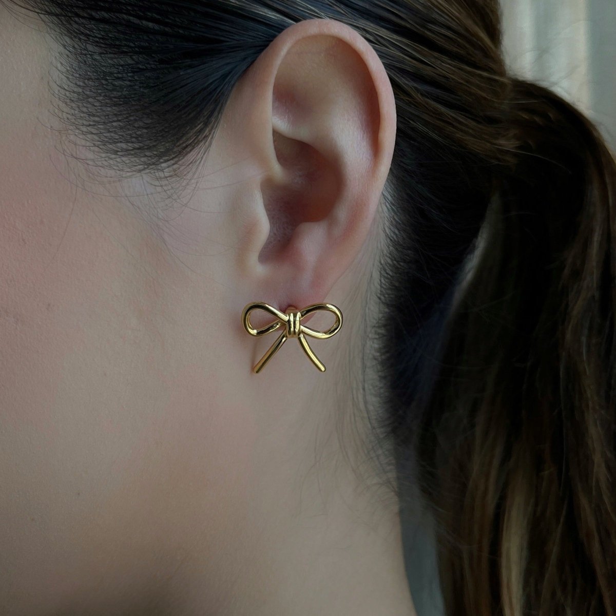 GOLDEN BOW COQUETTE STUDS - ARETES - Malandra Jewelry - VCA206-4017