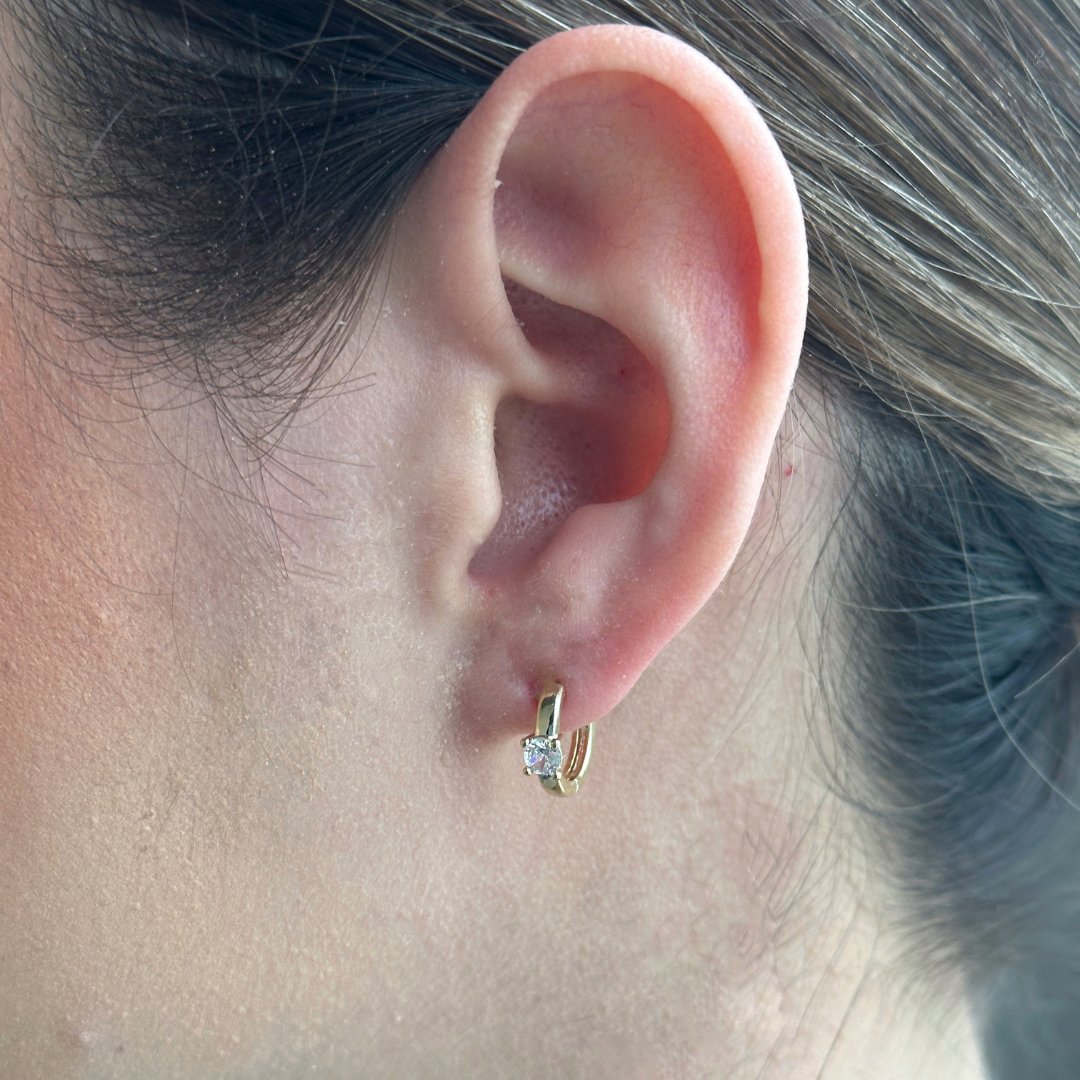 GOLDEN GLEAM HUGGIES - ARETES - Malandra Jewelry - AA1403 - B99954