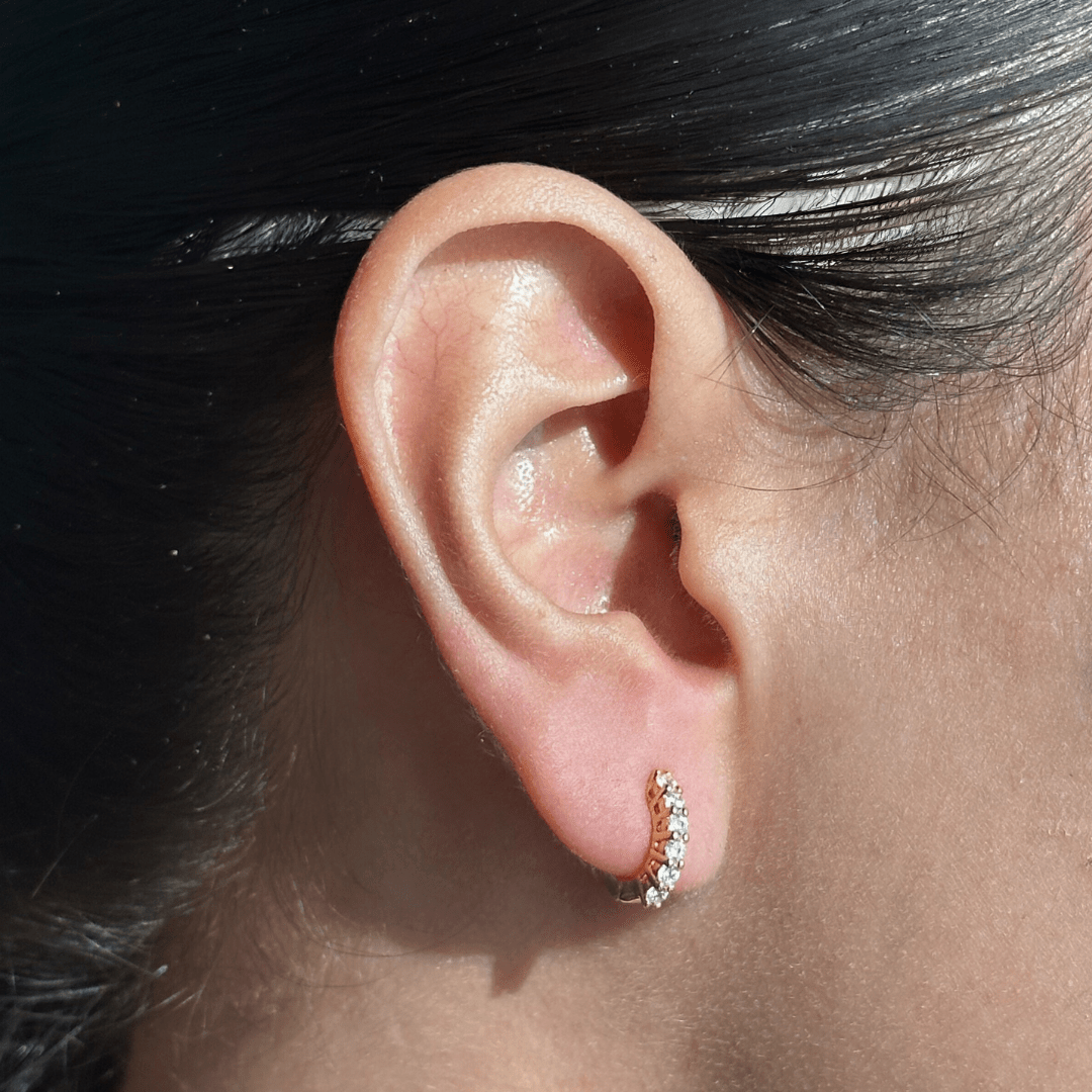 GOLDEN GLOW HUGGIE - ARETES - Malandra Jewelry - EAWA116 - M230828001357