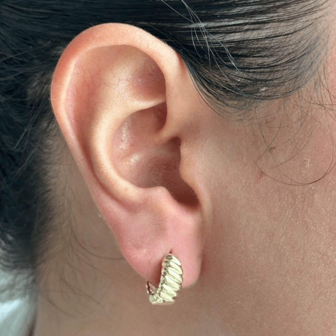 GOLDEN NOVA RIBBED HOOPS - ARETES - Malandra Jewelry - ZWA81 - QX01698