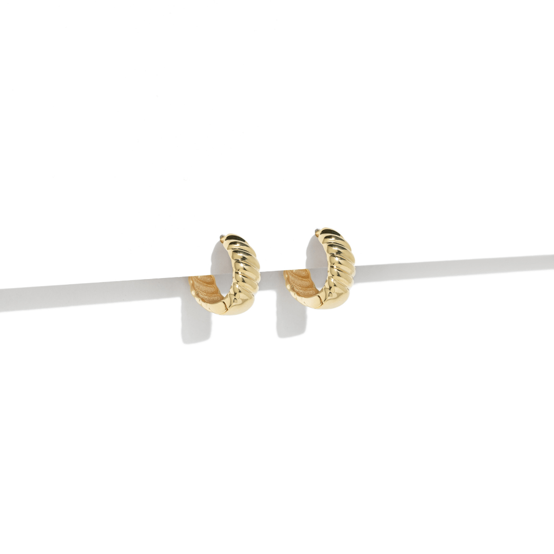 GOLDEN NOVA RIBBED HOOPS - ARETES - Malandra Jewelry - ZWA81 - QX01698