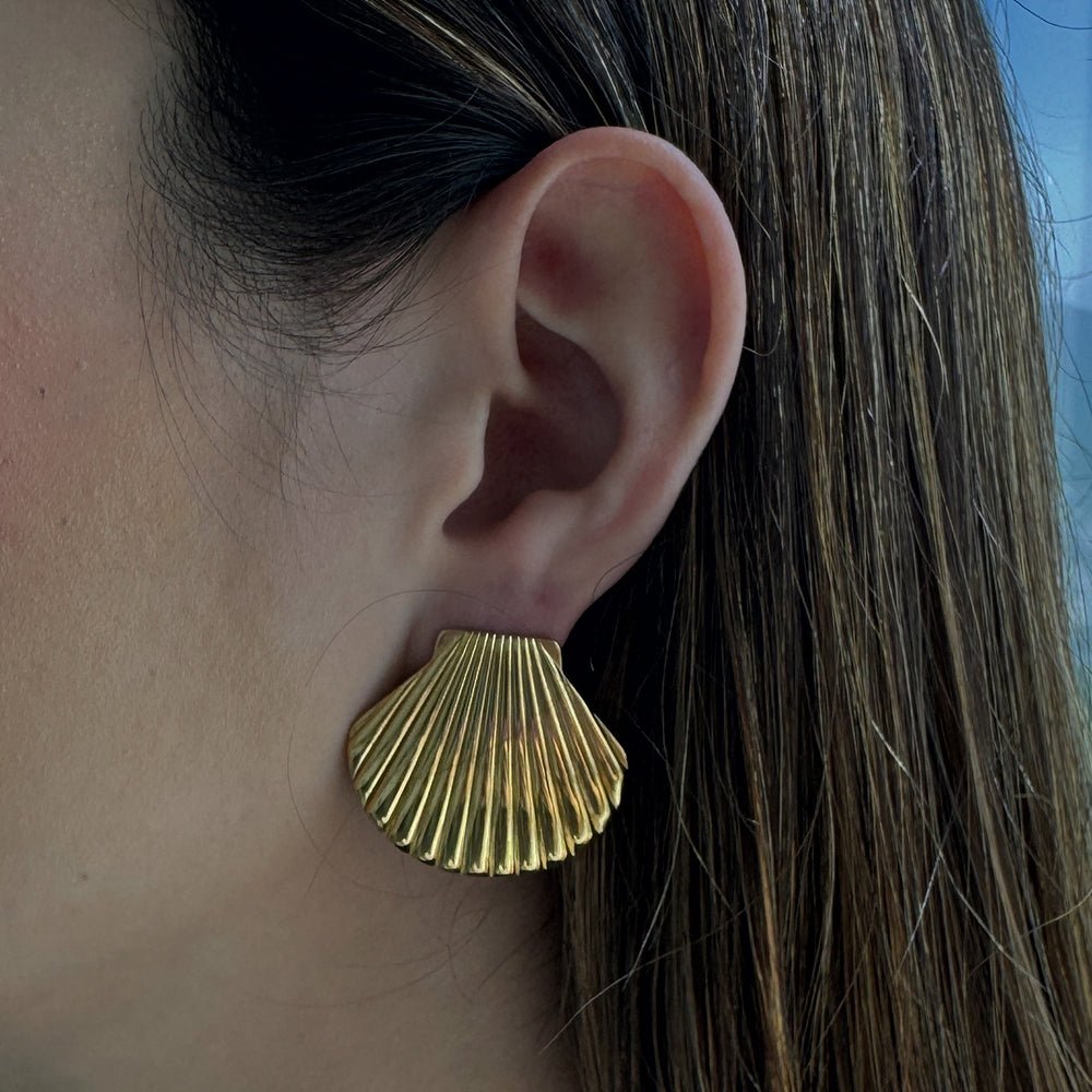 GOLDEN SCALLOP EARRINGS - ARETES - Malandra Jewelry - EUWA35 - JDEW2307045