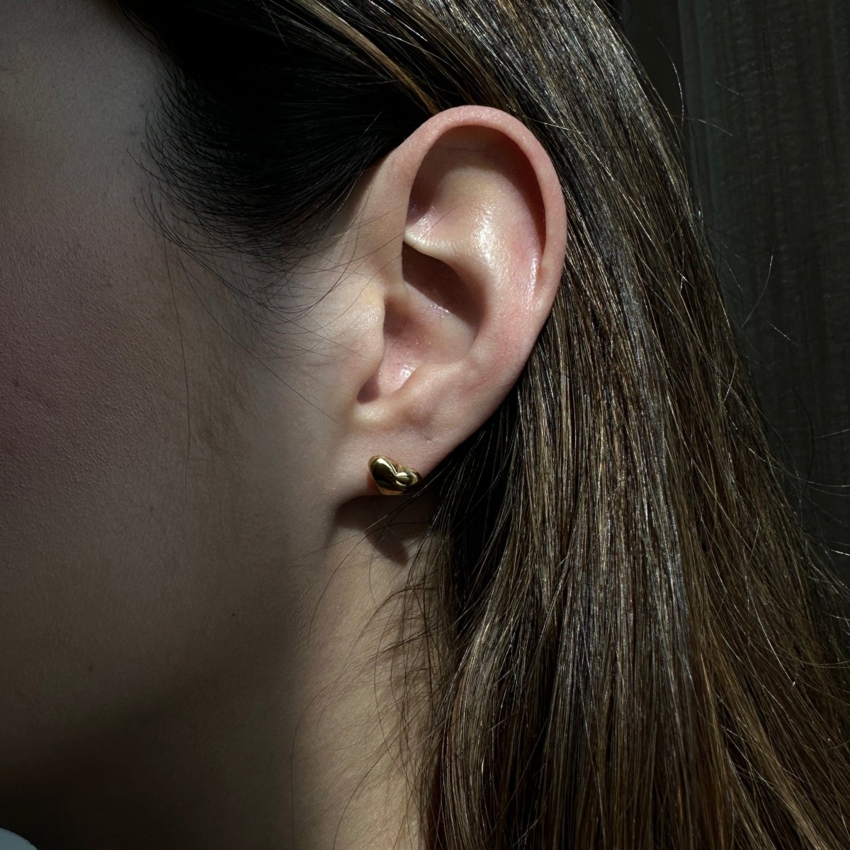 HEART BOLD STUDS - ARETES - Malandra Jewelry - VCA205-4014