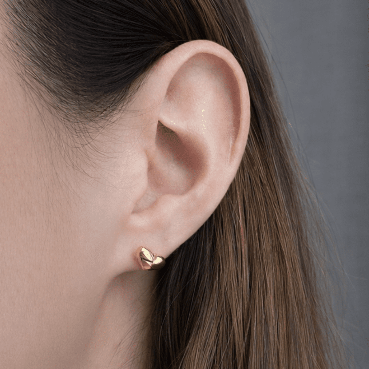 HEART BOLD STUDS - ARETES - Malandra Jewelry - VCA205-4014