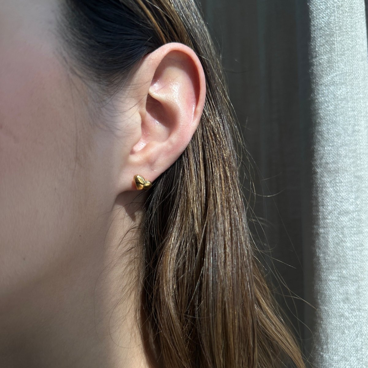 HEART BOLD STUDS - ARETES - Malandra Jewelry - VCA205-4014