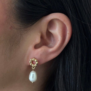 LUMINOUS PEARL DROP STUDS - ARETES - Malandra Jewelry - TA2399