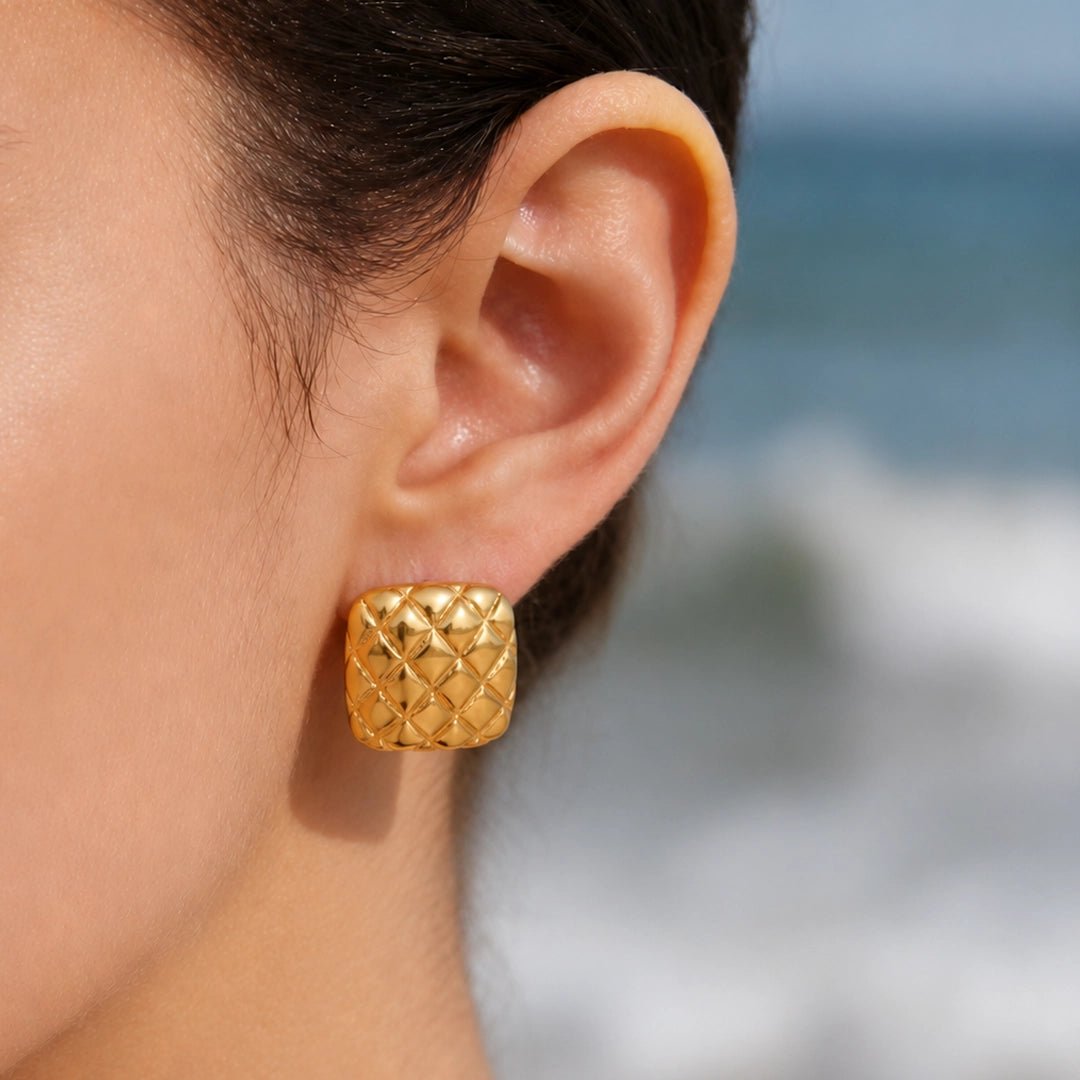 MERMAID SQUARE GOLD STUDS - ARETES - Malandra Jewelry - ZZA36-E02304J