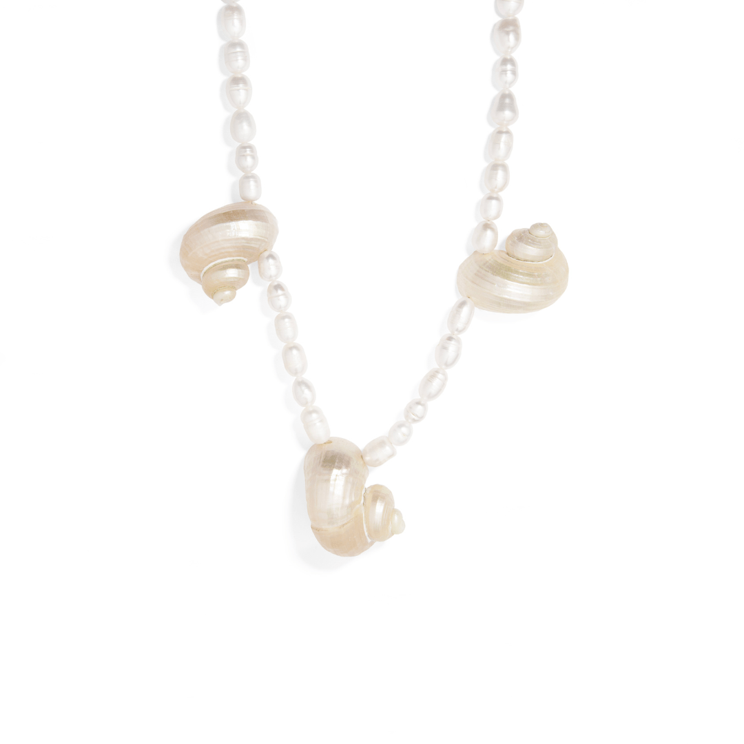 PEARL RESORT THREE SHELL NECKLACE - COLLARES - Malandra Jewelry - TC1879