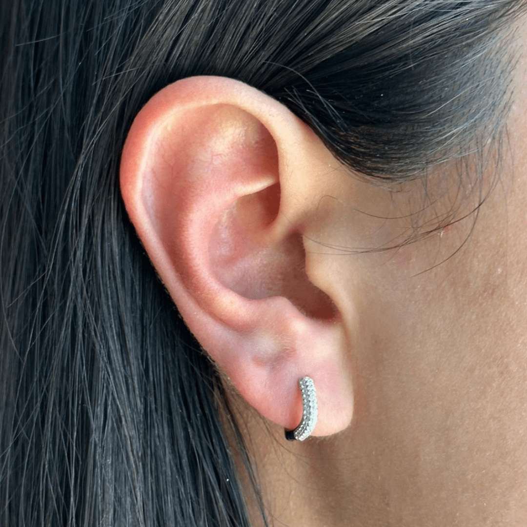 SILVER GLEAM HUGGIES - ARETES - Malandra Jewelry - EAWA132.P-MME1234-1