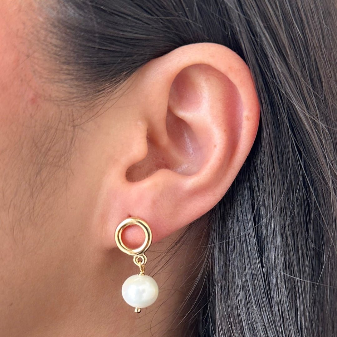 SOFT GLOW PEARL STUDS - ARETES - Malandra Jewelry - TA2401