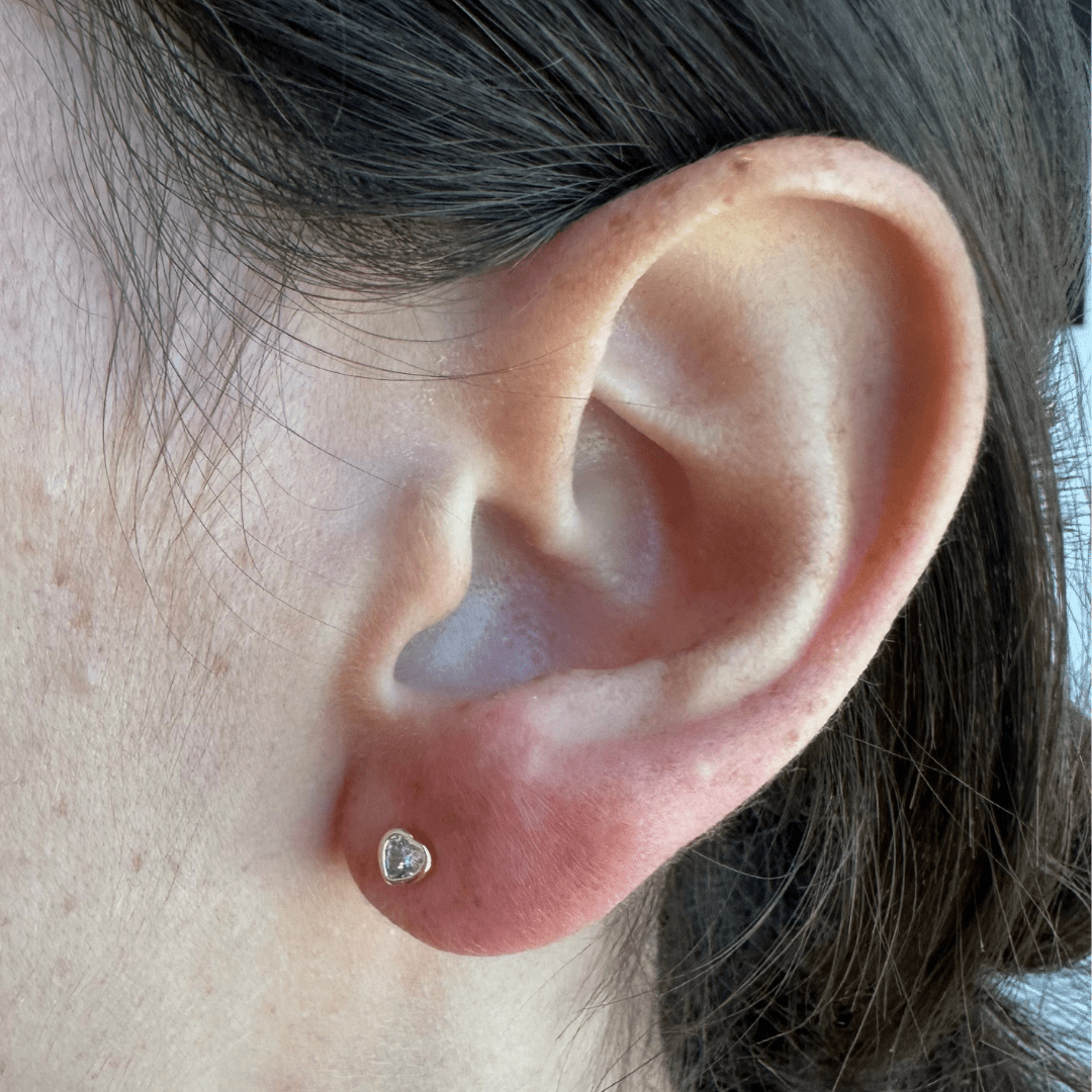 TINY CRYSTAL HEART STUDS - ARETES - Malandra Jewelry - ZWA28 - QX00861YX