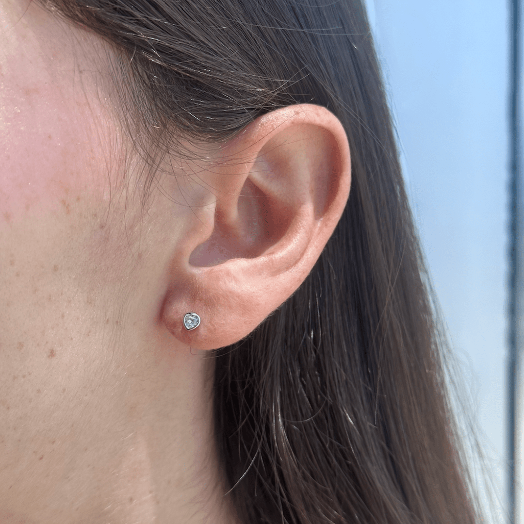 TINY SILVER HEART STUDS - ARETES - Malandra Jewelry - ZWA29.P - QX00861YX