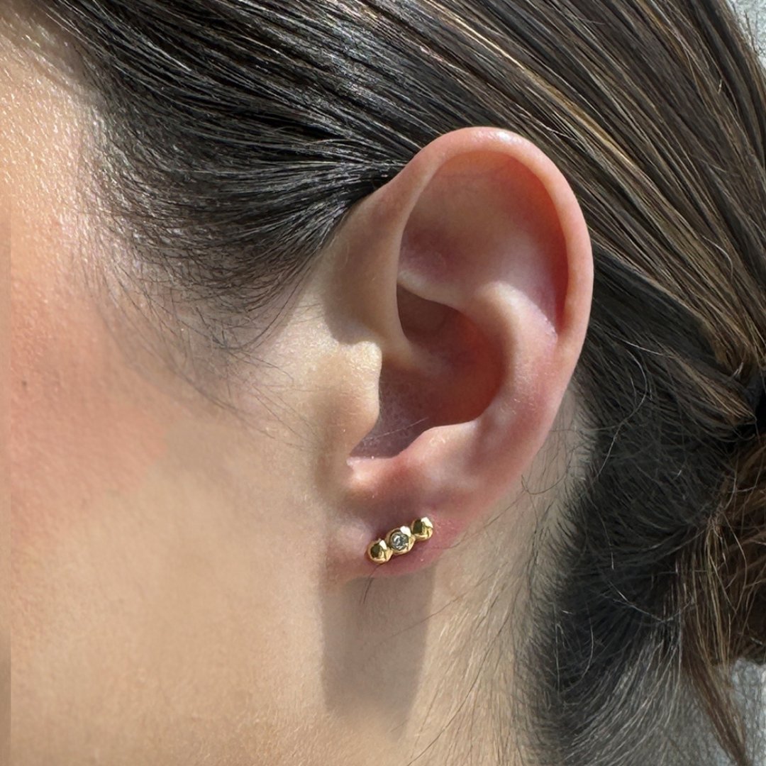 TRI DOTS SPARK STUDS - ARETES - Malandra Jewelry - VCA209 - 4019