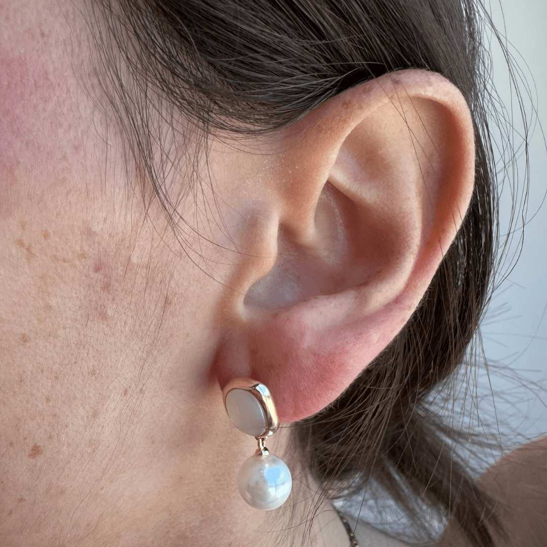 WHITE TOP PEARL EARRINGS - ARETES - Malandra Jewelry - ZWA25 - QX02970BY