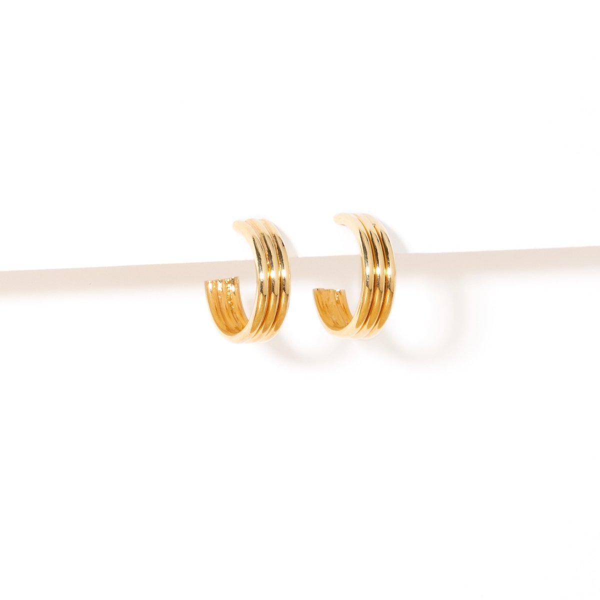 BLAZE GOLDEN HOOPS - ARETES - Malandra Jewelry - VCA147