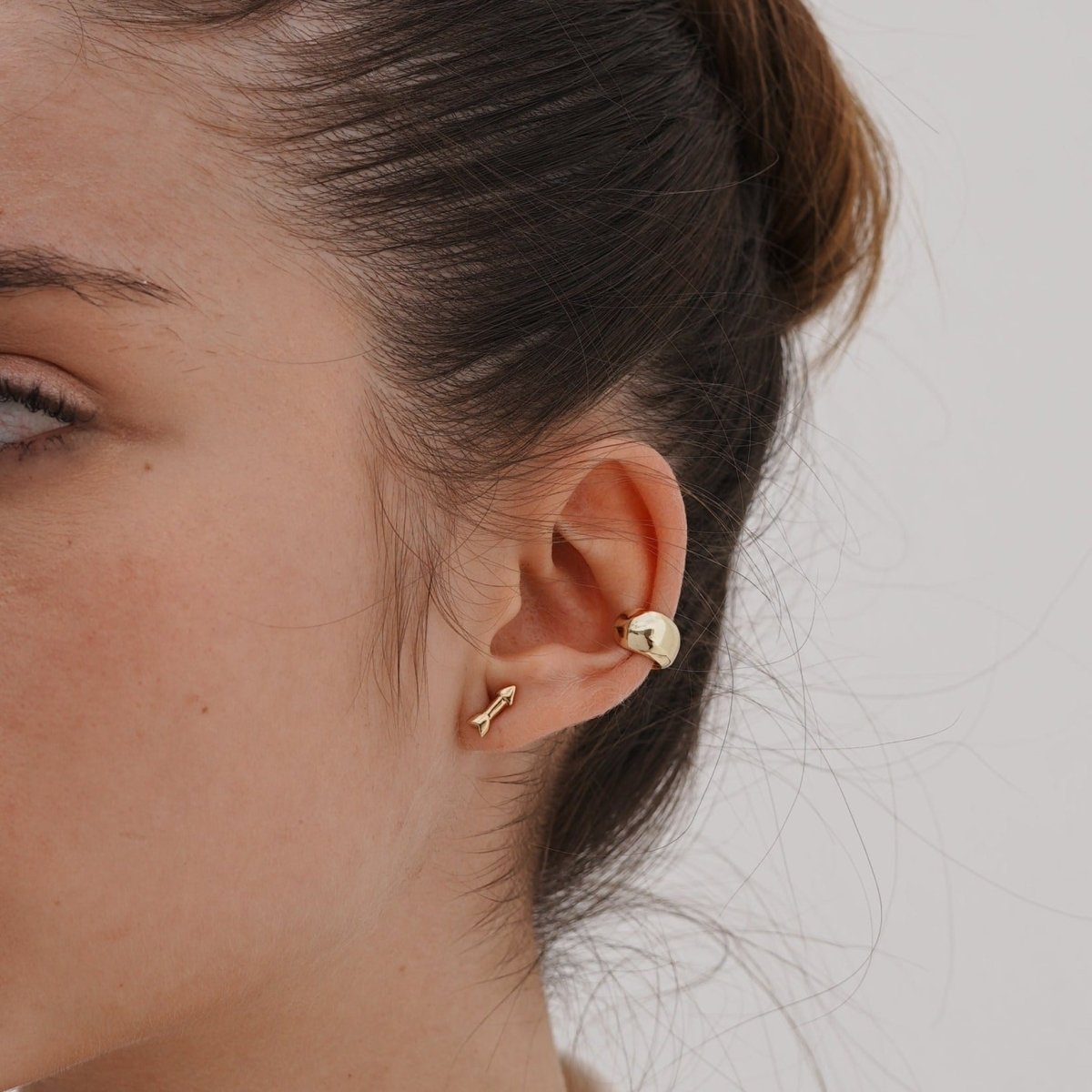 CUPID GOLDEN ARROWS STUDS - ARETES - Malandra Jewelry - VCA183