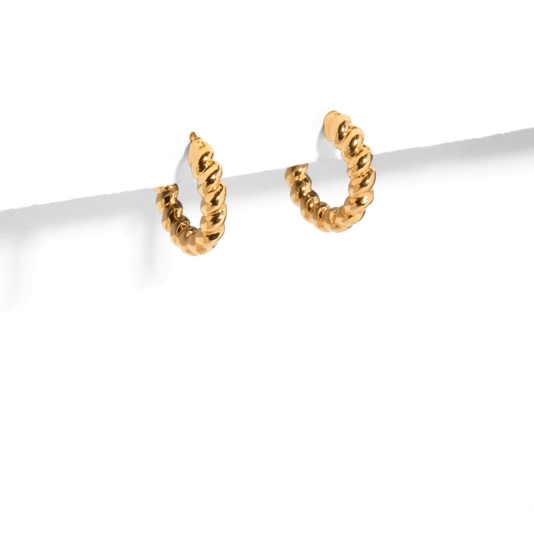 ESSENTIAL TWIST HOOPS - ARETES - Malandra Jewelry - VCA186