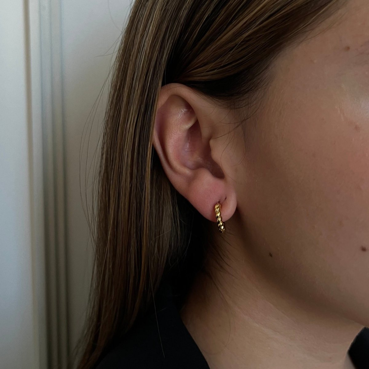 ESSENTIAL TWIST HOOPS - ARETES - Malandra Jewelry - VCA186