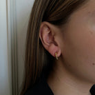 ESSENTIAL TWIST HOOPS - ARETES - Malandra Jewelry - VCA186