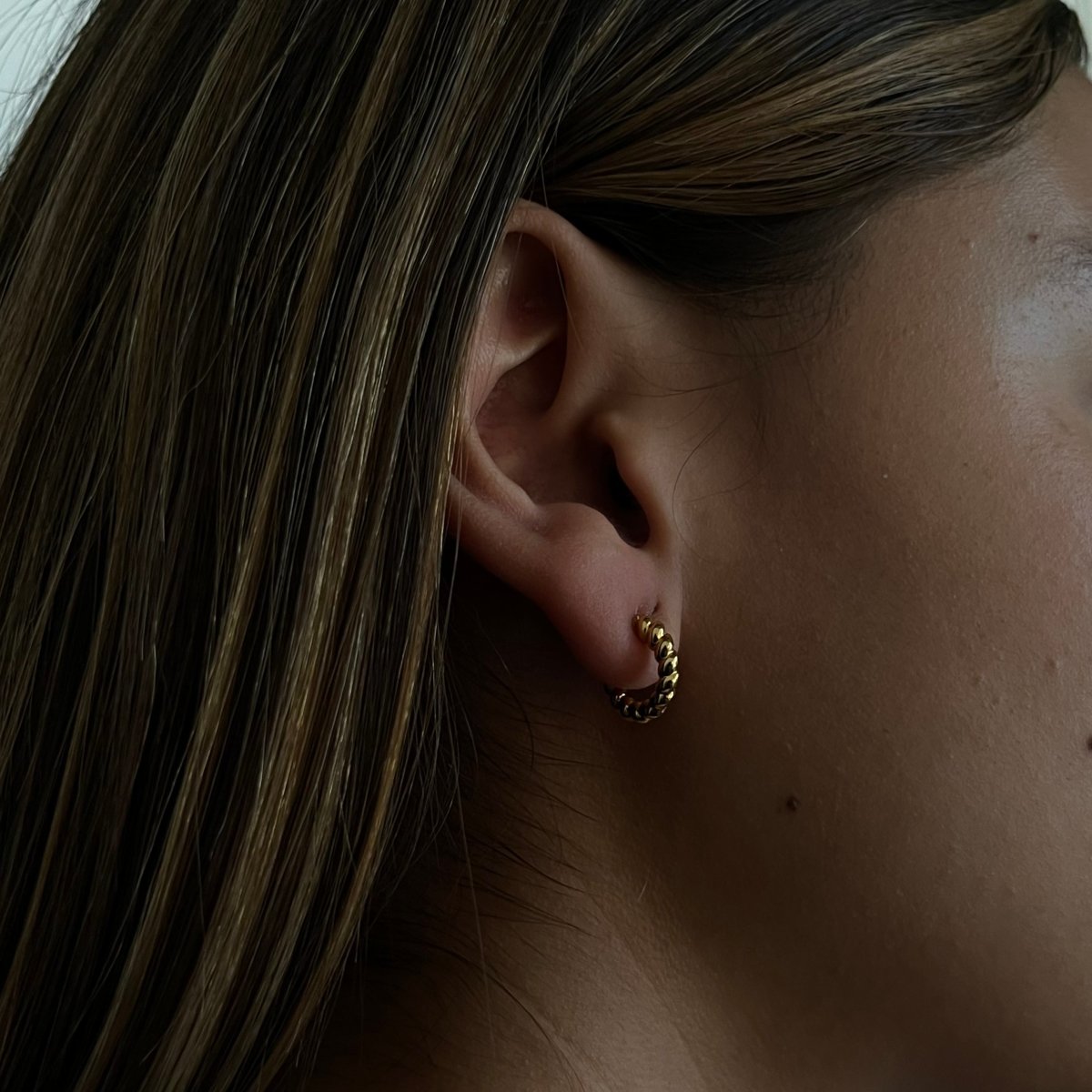 ESSENTIAL TWIST HOOPS - ARETES - Malandra Jewelry - VCA186