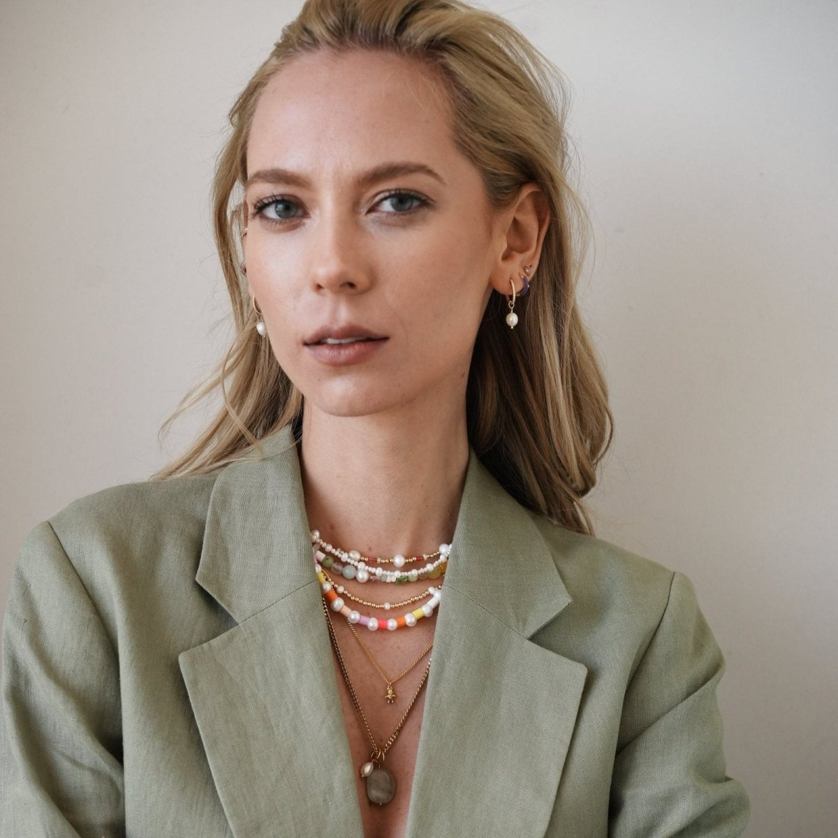 OVAL SPARK PEARL HUGGIES - ARETES - Malandra Jewelry - EA6044