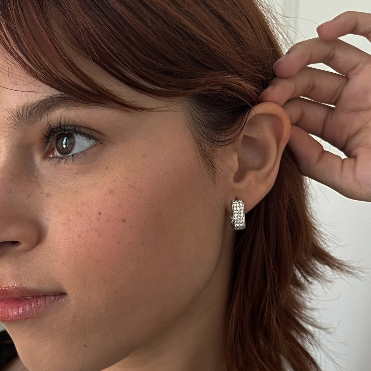 PAVE SILVER CLIP HUGGIES - ARETES - Malandra Jewelry - EA6538.P