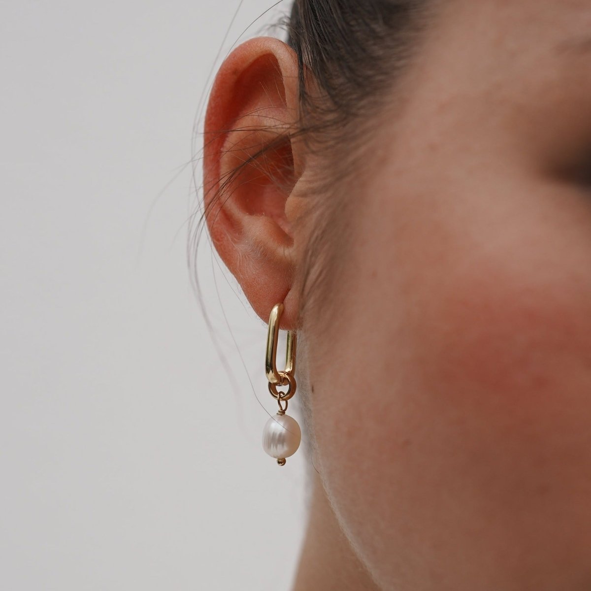 PEARL CHARMS CLIP HUGGIES - ARETES - Malandra Jewelry - TA1166