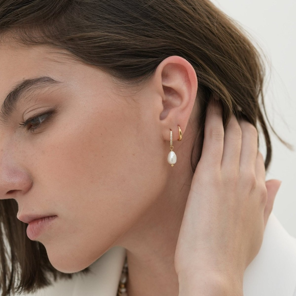 PLAIN BOLD SMALL HUGGIES - ARETES - Malandra Jewelry - TA764