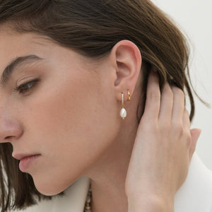 PLAIN BOLD SMALL HUGGIES - ARETES - Malandra Jewelry - TA764