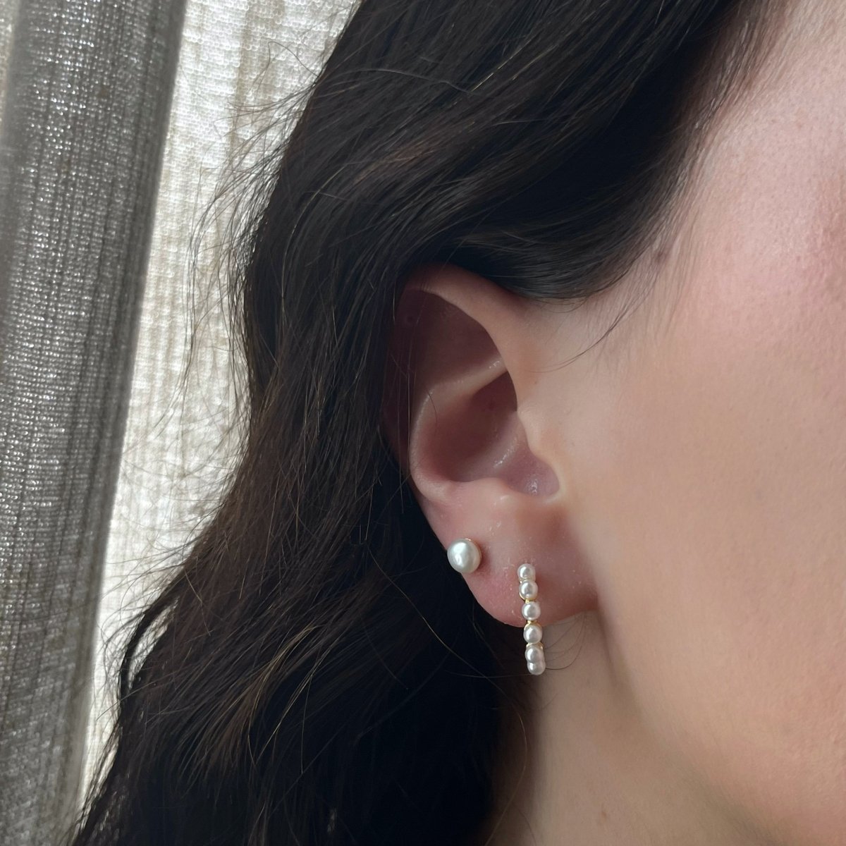 SMALL PEARL STUDS - ARETES - Malandra Jewelry - VCA176