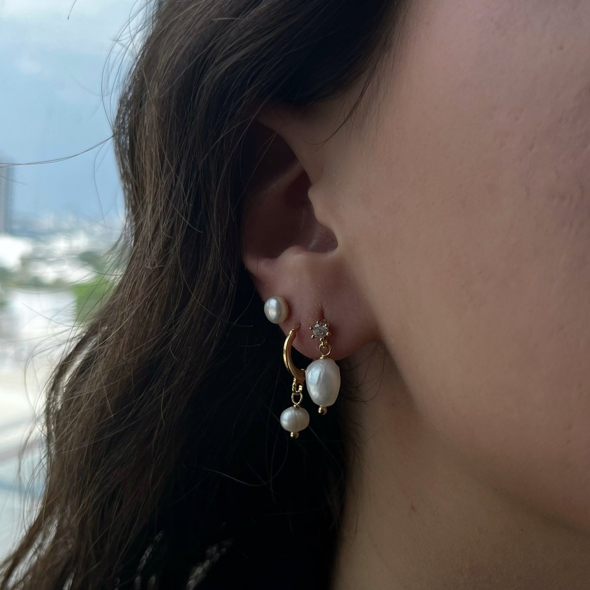 SMALL PEARL STUDS - ARETES - Malandra Jewelry - VCA176