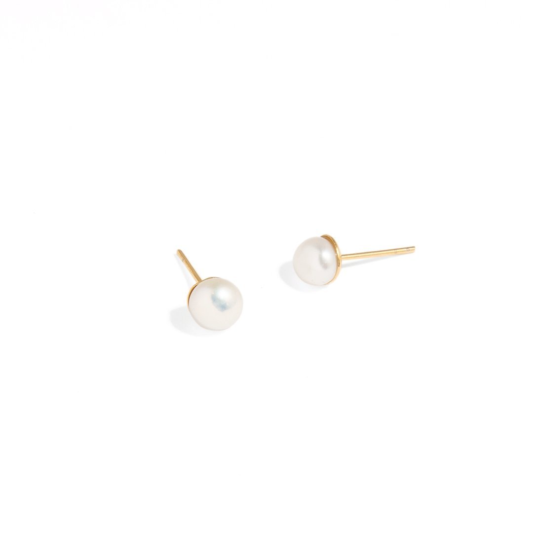 SMALL PEARL STUDS - ARETES - Malandra Jewelry - VCA176