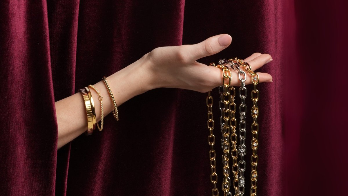 JOYERÍA DORADA VS PLATEADA: ¿CUÁL ELEGIR PARA LAS FIESTAS DE FIN DE AÑO? - Malandra Jewelry