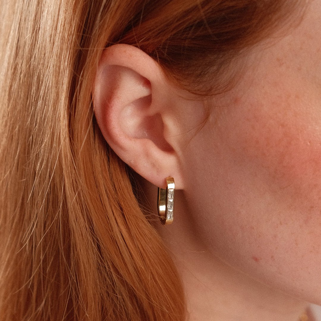 AURUM LUMEN GLEAM HUGGIES - ARETES - Malandra Jewelry - EYHA87-MODEL  1 EARRING