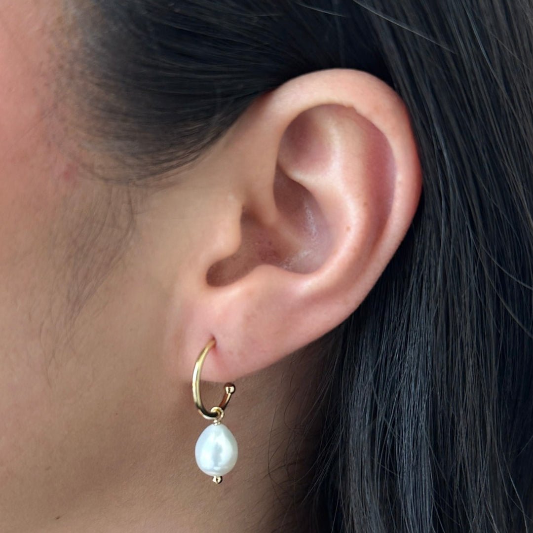 DAINTY PEARL HOOPS - ARETES - Malandra Jewelry - TA2402