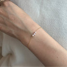 DELICATE TRIPLE PEARL BRACELET - PULSERAS - Malandra Jewelry - TP1818