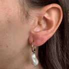GLOWING BAROQUE PEARL HOOPS - ARETES - Malandra Jewelry - TA1952