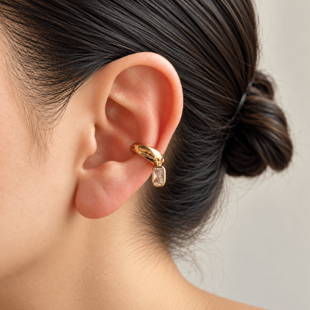 Gold Crystal Bar Ear Cuff - ARETES - Malandra Jewelry - EUWA695-JDE0304303-1