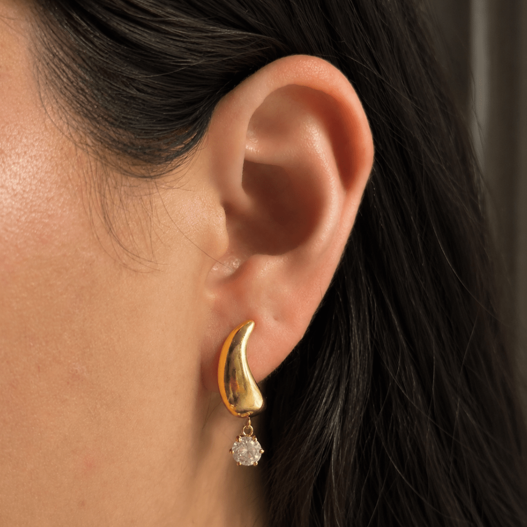 Gold Dazzle Arc Huggies - ARETES - Malandra Jewelry - EUWA619-JDE0103322