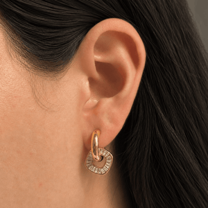 Gold Radiant Knot Huggies - ARETES - Malandra Jewelry - EUWA588-JDE0104314