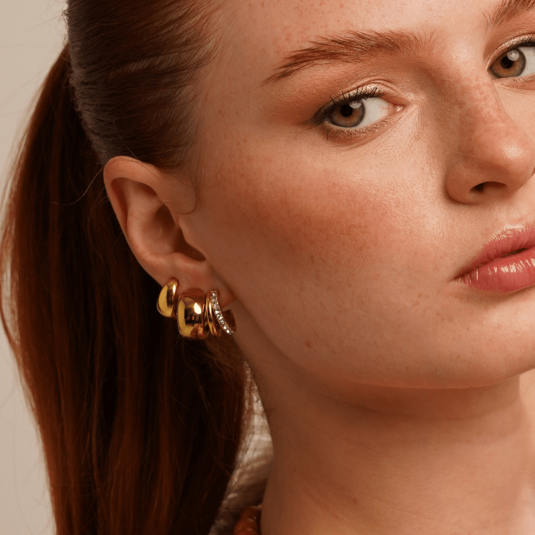 GOLD SPARK CURVE HUGGIES - ARETES - Malandra Jewelry - EUWA292-JDE0307045