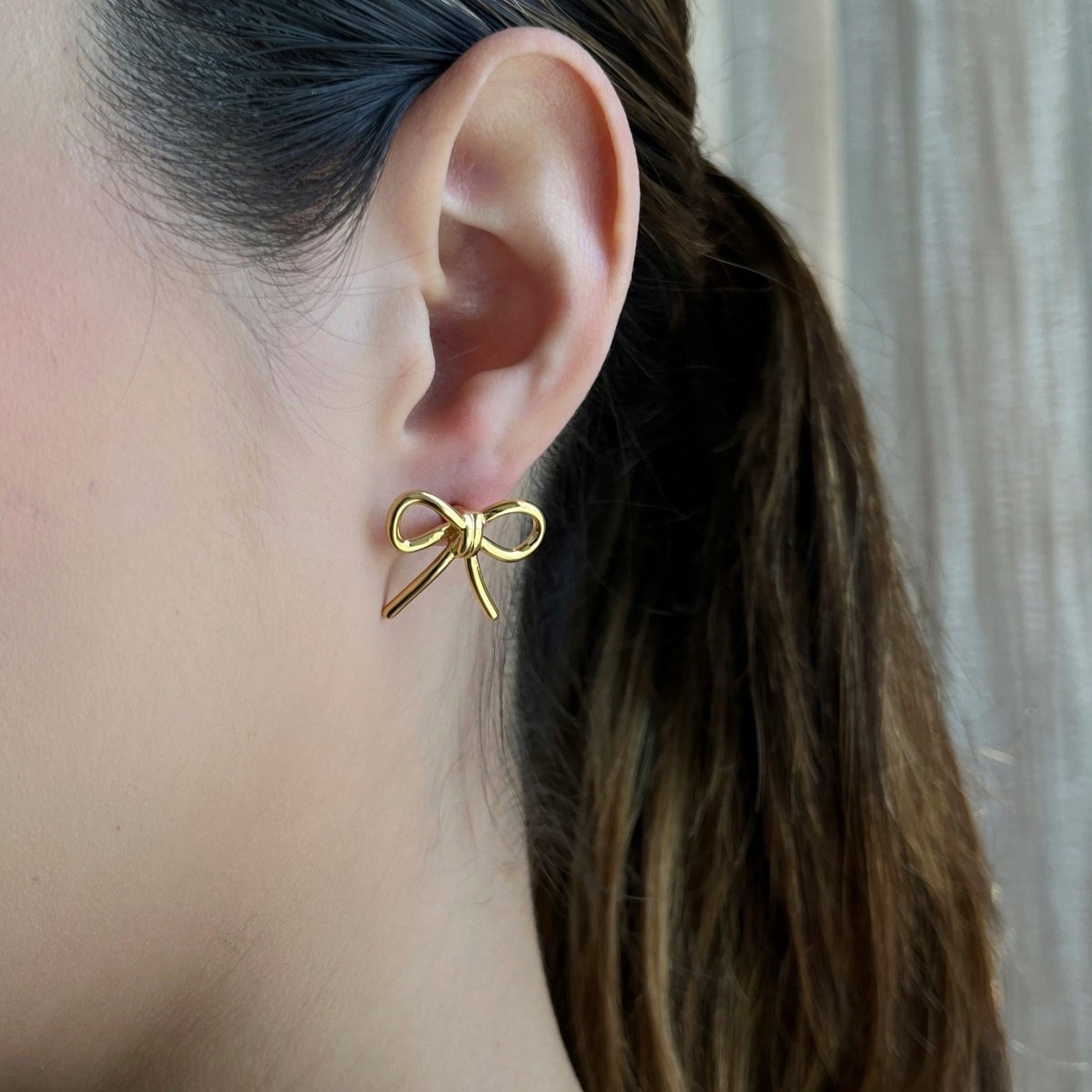 GOLDEN BOW COQUETTE STUDS - ARETES - Malandra Jewelry - VCA206-4017